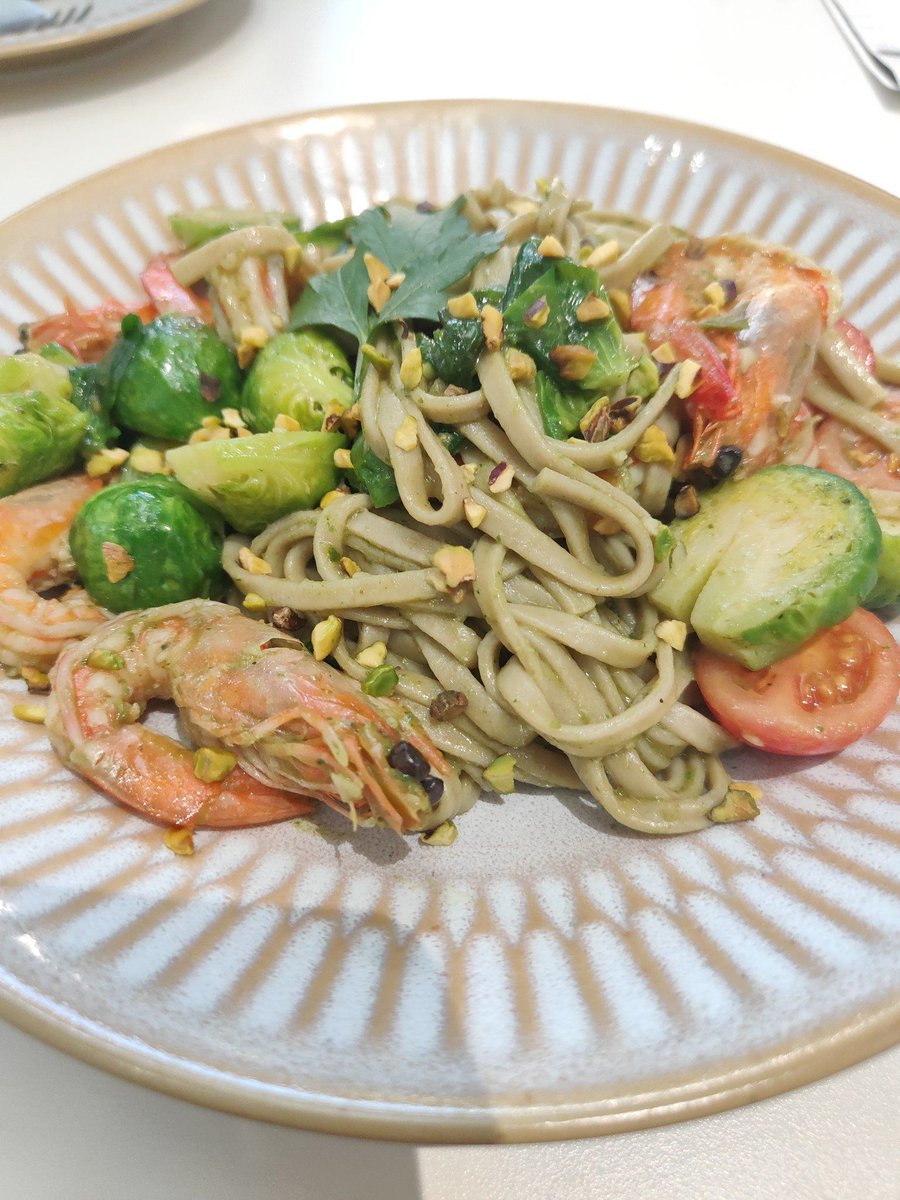FowlerBett34768's tweet photo. Just whipped up 15-minute garlic butter pasta with crispy basil on a rainy night—comfort food hits different! https://t.co/aHYtloos4y