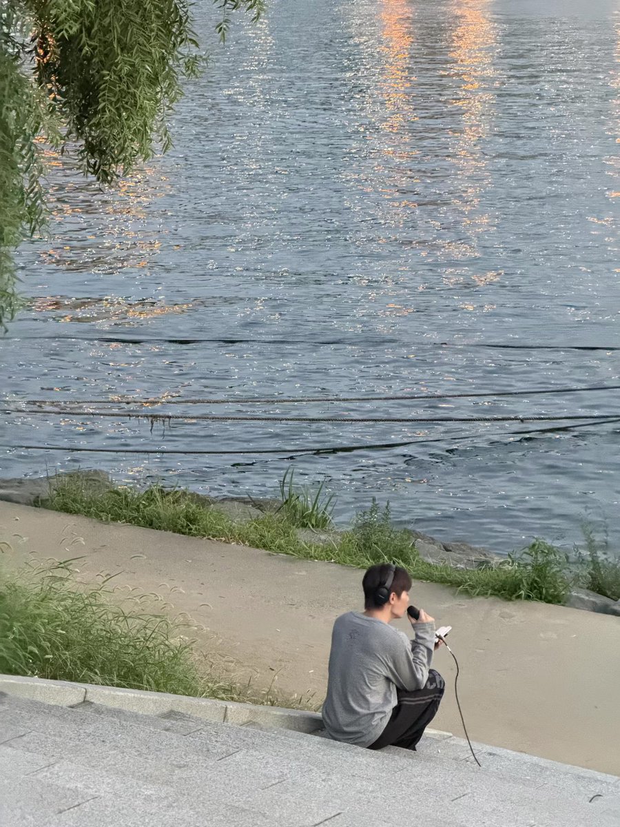imuucolor's tweet photo. 한국 여행 온 외국인이 예찬이가 누구인지 모르는데 혼자 이어폰 낀채로 노래 연습하는 모습이 석양 배경과 어우러진게 아름다워서 찍은 사진이래 .. 모든 일이 잘 풀리길 바란다며 소확행이라고 해시태그 달고서 올린거까지 낭만이야 https://t.co/mz5upCxF9C