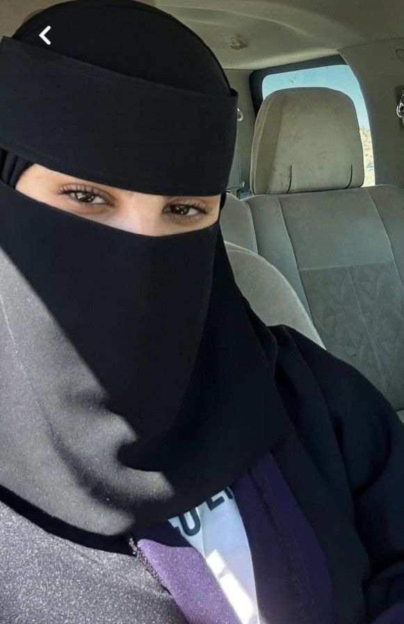 Pariente104's tweet photo. القلب لا يخطئ لكنه أحيانًا يثق بالشخص الخطأ... 😞❄️ https://t.co/ZsBLf1fdfK