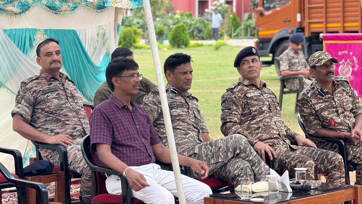 2bn_crpf's tweet photo. 80वें स्वतंत्रता दिवस के उपलक्ष्य में कमांडेंट श्री कमलेश कुमार के नेतृत्व में 02 बटालियन CRPF एवं जवाहर नवोदय विद्यालय, सुकमा के विद्यार्थियों के बीच प्राचार्य श्री बलराम जाटव की उपस्थिति में मैत्रीपूर्ण वॉलीबॉल मुकाबला आयोजित किया गया। 🏐🇮🇳
#IndependenceDay #CRPF #Sukma #2ndbn https://t.co/vWJD1k8xt2