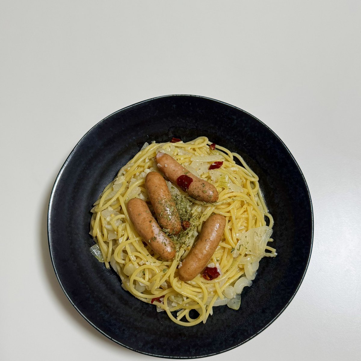 haru_minimal's tweet photo. 男子が好きそうなパスタ。

某コンビニの大盛ペペロンチーノ風。 https://t.co/Q8XrYoVT8K