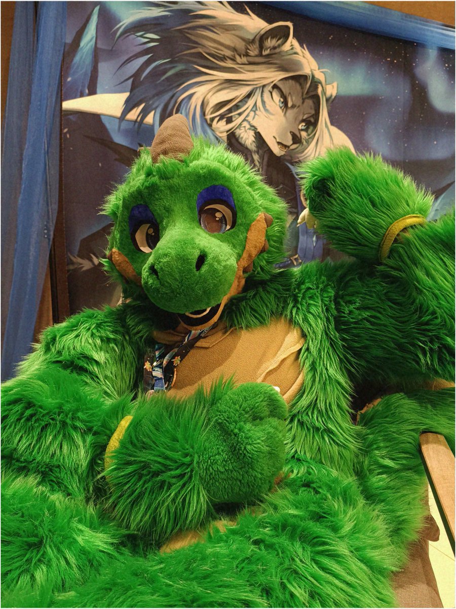 MiguelDerg's tweet photo. It's Friday!
It's also flex Friday!
Flex and fursuit Friday dragon!
#FursuitFriday #ATT1 https://t.co/Jljn0HIzl1