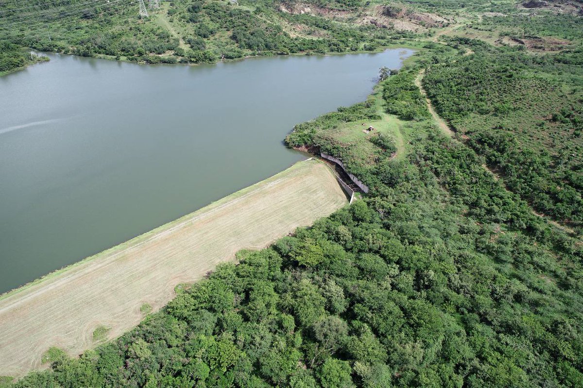 AEEONLINE's tweet photo. AEE INFORMA | La Autoridad de Energía Eléctrica continúa tomando medidas operacionales para el uso y la conservación del agua en medio de las presentes condiciones de sequía que afectan particularmente la zona sur de la Isla. Estas incluyen la reducción del volumen de agua que discurre por los canales de riego y la entrega programada de agua a los agricultores de la zona, minimizando las pérdidas de agua en dichas instalaciones. Por esto, aclaramos que no es correcto decir que se esté perdiendo agua en los canales de riego que discurren por el municipio de Salinas. 
 
Explicamos que el Canal de Patillas que termina en Salinas es parte del Sistema de Riego de la Costa Sur y recibe agua de los Embalses Melanía y Carite. Por otro lado, se aclara que el flujo de agua del Canal de Patillas no proviene del Embalse Guayabal ubicado entre Villalba y Juana Díaz, el cual es el que suple los canales de riego que discurren por el municipio de Santa Isabel. Así que los canales de riego de Salinas y de Santa Isabel reciben agua de dos fuentes distintas.
 
Sobre la salida de agua al final del Canal de Patillas en Salinas, explicamos que ésta cumple dos propósitos principales. Primero, esta salida de agua es la necesaria para mantener el flujo de agua hasta su extremo final y permitir el suministro de agua a los agricultores con tomas y derechos de servicio a lo largo de la sección final del canal. Segundo, el extremo final del Canal de Patillas desemboca en el Río Nigua en Salinas y el aporte de agua en este punto es necesario para la recarga del sistema de acuíferos de la costa sur. El @DRNAGPR ha documentado que históricamente la recarga del acuífero de Salinas ha incluido agua proveniente del Río Nigua que recibe agua del Canal de Patillas y de la infiltración de agua desde los canales de Guamaní y Patillas.
 
Por tanto, el flujo que necesariamente se mantiene en la parte final del Canal de Patillas no debe interpretarse como agua que se pierde, ya que su función corresponde al sistema de riego asociado al Canal de Patillas, incluyendo el servicio a los agricultores conectados a dicho canal y su aporte al Río Nigua y, consecuentemente, a la recarga del acuífero de la costa sur.