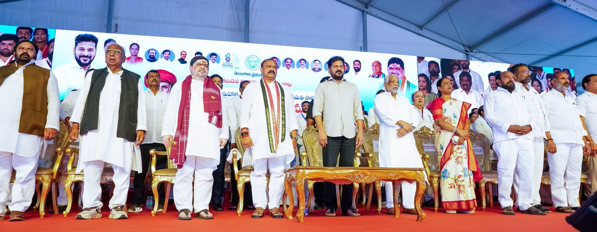 TelanganaCMO's tweet photo. విద్యార్థులకు శుభవార్త. ఫీజు రీయింబర్స్‌మెంట్‌ నిధులను ఇకనుంచి ప్రతి ఏటా అడ్వాన్స్‌గా విద్యార్థుల ఖాతాల్లో జమ చేస్తామని ముఖ్యమంత్రి శ్రీ @revanth_anumula గారు ప్రకటించారు. ఫీజు రీయింబర్స్‌మెంట్ కోసం విద్యార్థులు ప్రత్యేకంగా అడగాల్సిన అవసరం లేకుండా, ఆన్‌లైన్‌లో దరఖాస్తు చేసుకున్న వారికి డబ్బులను ముందుగానే వారి ఖాతాల్లో జమ చేస్తామని వెల్లడించారు.

✅నెక్లెస్‌ రోడ్, హెచ్ఎండీఏ గ్రౌండ్స్ ఎదురుగా ఏర్పాటు చేసిన జ్యోతీరావు పూలే, సావిత్రీబాయి పూలే విగ్రహాలను ముఖ్యమంత్రి గారు ఆవిష్కరించి ఆ మహనీయులకు నివాళులర్పించారు.

✅ఈ కార్యక్రమంలో ఉప ముఖ్యమంత్రి @Bhatti_Mallu గారు, మంత్రులు @OffDSB గారు, @iamkondasurekha గారు, @Ponnam_INC గారు, @Vakiti_srihari గారు, @azharflicks గారు, సలహాదారులు కే కేశవ రావు గారు, వీ హనుమంత రావు గారి, ఎమ్మెల్సీ, పీసీసీ అధ్యక్షుడు @Bmaheshgoud6666 గారితో పాటు ఎంపీలు, ఎమ్మెల్సీలు, ఎమ్మెల్యేలు పెద్ద ఎత్తున హాజరయ్యారు.

���ఈ సందర్భంగా హెచ్ఎండీఏ మైదానంలో ఏర్పాటు చేసిన సభలో ముఖ్యమంత్రి గారు మాట్లాడుతూ, "ఫీజులు కట్టలేదని, యాజమాన్యాలు సర్టిఫికెట్లు ఆపడానికి వీలులేదు. విద్యార్థులు అడక్కుండానే వారి ఖాతాలో డబ్బులు వేస్తాం. 

✅ఫీజు రీయింబర్స్‌మెంట్‌కు సంబంధించి ఈ విద్యా సంవత్సరం నుంచి ముందస్తుగా బ్యాంకు ఖాతాల్లో సిద్ధంగా పెడుతున్నాం. ఈ విధానాన్ని ప్రక్షాళన చేసి, ప్రతి ఏటా రూ. 2,400 కోట్లు విద్యార్థుల ఖాతాల్లో వేసి ఈ పథకాన్ని మరింత పారదర్శకంగా అమలు చేయాలని ప్రభుత్వం నిర్ణయించింది" అని తెలిపారు.

✅"మారుతున్న కాలానికి అనుగుణంగా విద్యార్థులు సాంకేతిక నైపుణ్యాన్ని అందిపుచ్చుకోవాలని కోరారు. ఒకప్పుడు ఇంజనీరింగ్, డాక్టర్ డిగ్రీ సర్టిఫికెట్ ఉంటే ఉద్యోగాలు వచ్చేవి. కానీ ఇప్పుడు ఆ పరిస్థితి లేదు. స్కిల్స్‌ ఉంటే ఉద్యోగాలు వస్తాయి. అందుకే నర్సరీ నుండి 12వ తరగతి వరకు విద్య, ఆ తర్వాత స్కిల్స్ నేర్పాలి. సాంకేతిక నైపుణ్యం ఉన్న వారిక�� ఈ సమాజం రెడ్ కార్పెట్ పరుస్తుంది. కేవలం సర్టిఫికెట్ ఉంటే ఉద్యోగం వస్తుందో రాదో.. చెప్పలేం" అని పేర్కొన్నారు.

✅"ప్రభుత్వం సాంకేతిక నైపుణ్యం కోసం సంపూర్ణమైన అవగాహనతో ముందుకు వెళ్తున్నది. ఏటీసీలు, పాలిటెక్నిక్, #SkillsUniversity.. ఇతర సాంకేతిక నైపుణ్యాలు నేర్చుకోండి. ఆడపిల్లలు నర్సింగ్ చదువుకుంటే రూ. 2 లక్షలతో జపాన్ , జపాన్, సౌత్ కొరియా లాంటి దేశాల్లో ఉద్యోగాలు ఎదురు చూస్తున్నాయి.

✅ఇప్పుడు చ���ువుల్లో పోటీ పెరిగింది. చా��ా మందికి 90 శాతం పైగా మార్కులు వస్తున్నాయి. చదువు మాత్రమే కాదు. సాంకేతిక నైపుణ్యంలో రాణించే వారూ ఉంటారు. కొందరు క్రీడల్లో రాణించే వారుంటారు. మట్టిలో మాణిక్యాలు ఉంటాయి" అని పేర్కొన్నారు.

✅యంగ్ ఇండియా స్పోర్ట్స్ యూనివర్సిటీ ద్వారా క్రీడల్లో రాణించిన వారికి ప్రభుత్వ ఉద్యోగంతో పాటు కోటి రూపాయల నగదు బహుమతిని అందిస్తామని ముఖ్యమంత్రి గారు బాక్సింగ్ చాంపియన్ కు నిఖత్ జరీన్, సిరాజ్,  దీప్తీ దివాంజీలను ఉదహరించారు.

✅"మీరూ క్రీడల్లో రాణించండి. రాష్ట్ర స్థాయిలో మెడల్స్ సాధించండి. దేశ స్థాయిలో గౌరవాన్ని తీసుకురాండి. #Olympics ‌లో మెడల్స్‌ సాధించండి. ప్రభుత్వ ఉద్యోగాలు ఇచ్చి.. నగదు నజరానాలు ఇచ్చే బాధ్యత నాది.

✅కేవలం చదువుకుంటేనే బతుకులు మారుతాయి. చదువుకుంటేనే మన తలరాతలు మారుతాయి. సాంకేతిక నైపుణ్యం ఉంటేనే ఉద్యోగ, ఉపాధి అవకాశాలు వస్తాయి. అవకాశాలను అందిపుచ్చుకోవాలి. అవకాశాల కోసం పోటీ పడాలి.

✅ఒకప్పుడు కంప్యూటర్ సైన్స్ చదువుకుంటే అమెరికాలో ఉద్యోగం వచ్చేది. ప్రస్తుతం ఆ పరిస్థితి లేదు. సాంకేతిక విప్లవం వచ్చింది. #AI వల్ల ఇంజనీరింగ్, గ్రాడ్యుయేషన్, ��టీ నిపుణుల ఉద్యోగాలు కూడా పోయే ప్రమాదం తలెత్తింది. ఏ విధంగా ఈ సంక్షోభాన్ని ఎదుర్కోవాలో మనం ఆలోచన చేయాల్సిన అవసరముంది.

✅కులాల మధ్య అంతరాలను తగ్గించడానికి అన్ని వర్గాలు ఒకే చోట కలిసిమెలిసి జీవించడమనే లక్ష్యంతో రాష్ట్రంలో యంగ్ ఇండియా ఇంటిగ్రేటెడ్ రెసిడెన్షియల్ స్కూల్ విధానం ద్వారా విప్లవాత్మకమైన మార్పులు చేస్తున్నాం" వివరించారు.

✅జ్యోతీరావు పూలే, సావిత్రీబాయి పూలే లాంటి మ���నీయుల జీవిత విశేషాలను వివరిస్తూ విగ్రహాలు చేయడం ఏర్పాటు కేవలం జయంతి, వర్ధంతులను నిర్వహించడానికి కాదని, గొప్ప వ్యక్తులు చేసిన త్యాగాలు, వారి గొప్పతనాన్ని విగ్రహాల ద్వారా స్ఫూర్తి పొందడానికి వేదికలుగా నిలుస్తాయని అన్నారు.

✅మహనీయుల స్ఫూర్తితో విద్యలో రాణించడమే కాకుండా సామాజిక చైతన్యంతో, సమాజ అభివృద్ధి కోసం పాటుపడాలన్న ఉద్దేశంతో ఇక్కడ విగ్రహావిష్కరణ చేశామని చెప్పారు.
#MahatmaJyotiraoPhule #SavitribaiPhule #Hyderabad #Telangana #FeeReimbursement #SkillDevelopment