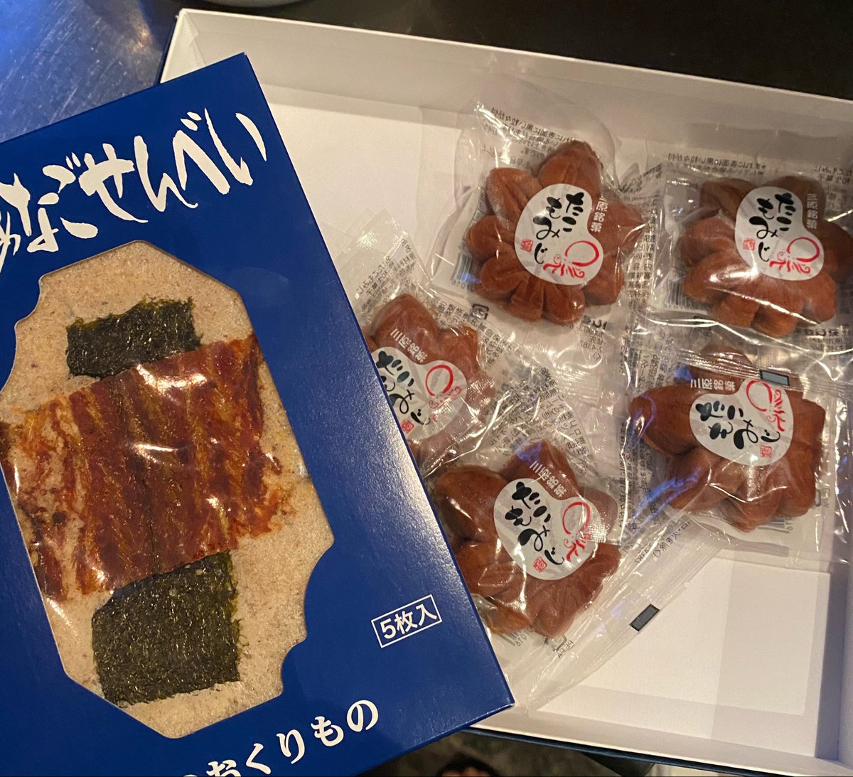 udon_hati's tweet photo. ｳﾗﾏｺﾔ閉まってます

今日もありがとうございました。
来てくれてありがとうございます！
楽しかったです！！

お土産ありがとうございます🍁🦀 https://t.co/60WuklkuxK