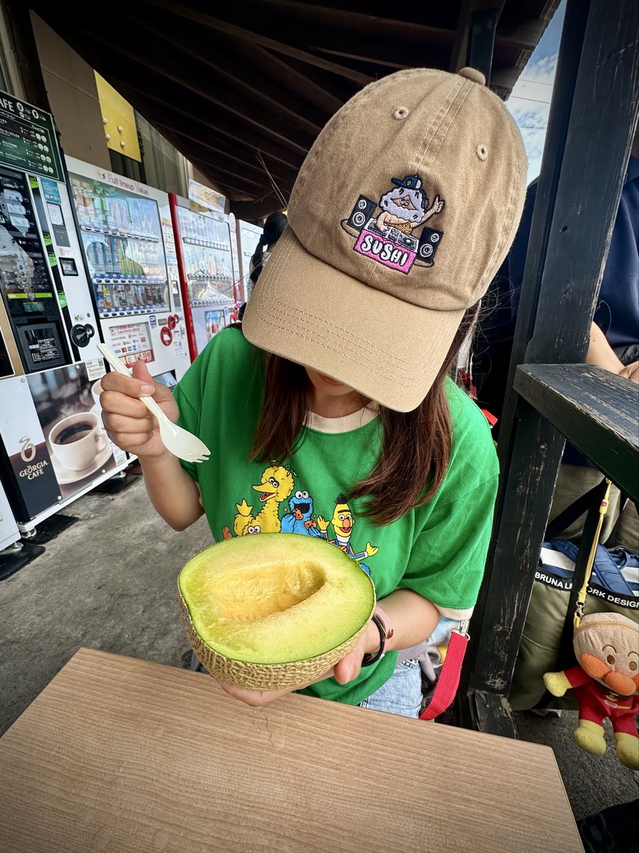 834829daisuki's tweet photo. 昨日のおやすみ🚗
お盆だったからたくさんの人で賑わってました。

お寿司のネタでかーーー🍣
メロンうまーーー🍈

休みとらなすぎて周りに呆れられていますので秋からはメリハリつけて頑張りたいと思います🙋‍♀️

しかし覚えることがたくさんだ…
自分は覚えるのが苦手なんだ…🧠 https://t.co/VZvlPWC91Z