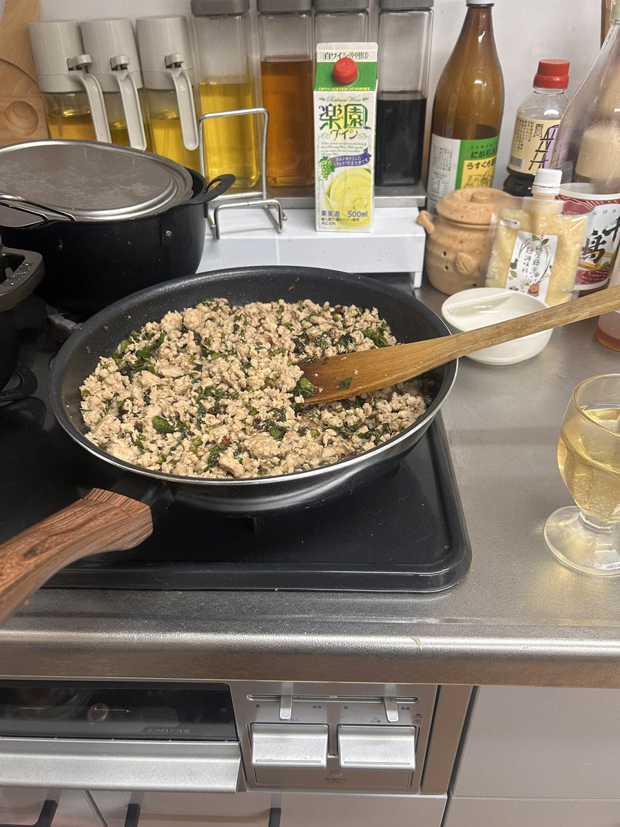 pinktezi's tweet photo. とりあえず晩ごはん洗い物終えて
ホーリーバジルが傷んだらいけないから
届いた途端に解凍した鶏ミンチでガパオを作りました‼️
葉と花部をほぐして60gあったので
6食分くらいできました💪
一晩冷まして明日小分けにして冷凍庫へ。
めっちゃ美味しくできました‼️

#谷口めぐみ農園 #のぐち鍼灸治療院 https://t.co/Bi54UKeTMJ