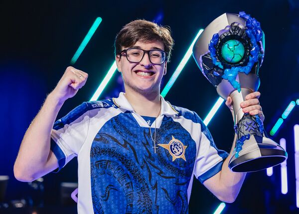 nandoshowww's tweet photo. 🇨🇦 FNS, em live, destaca 🇧🇷 spikeziN e aponta brasileiro como "subestimado":

"Eu acho que a LEV tem mais protocolos que qualquer outro time ou eles tem uma inteligência coletiva que eu nunca vi antes. Eles sempre sabem o que cada um tá fazendo. Acho que a chave e o jogador, que é bem subestimado, pra isso, é o spikeziN. O posicionamento dele como duelista, mesmo nem sempre sendo a estrela, é muito chato para os adversários lidarem. 

Eu acho que ele é muito subestimado. Ele joga de Neon pro time dele, ele não foca no individual dele, é sempre pelo time. Isso é o que eu gostaria que a minha Neon fizesse. Se eu tivesse que escolher qualquer pessoa no mundo pra jogar de Neon, seria ele [spikeziN]"

Será que o menino spike tá sem moral?