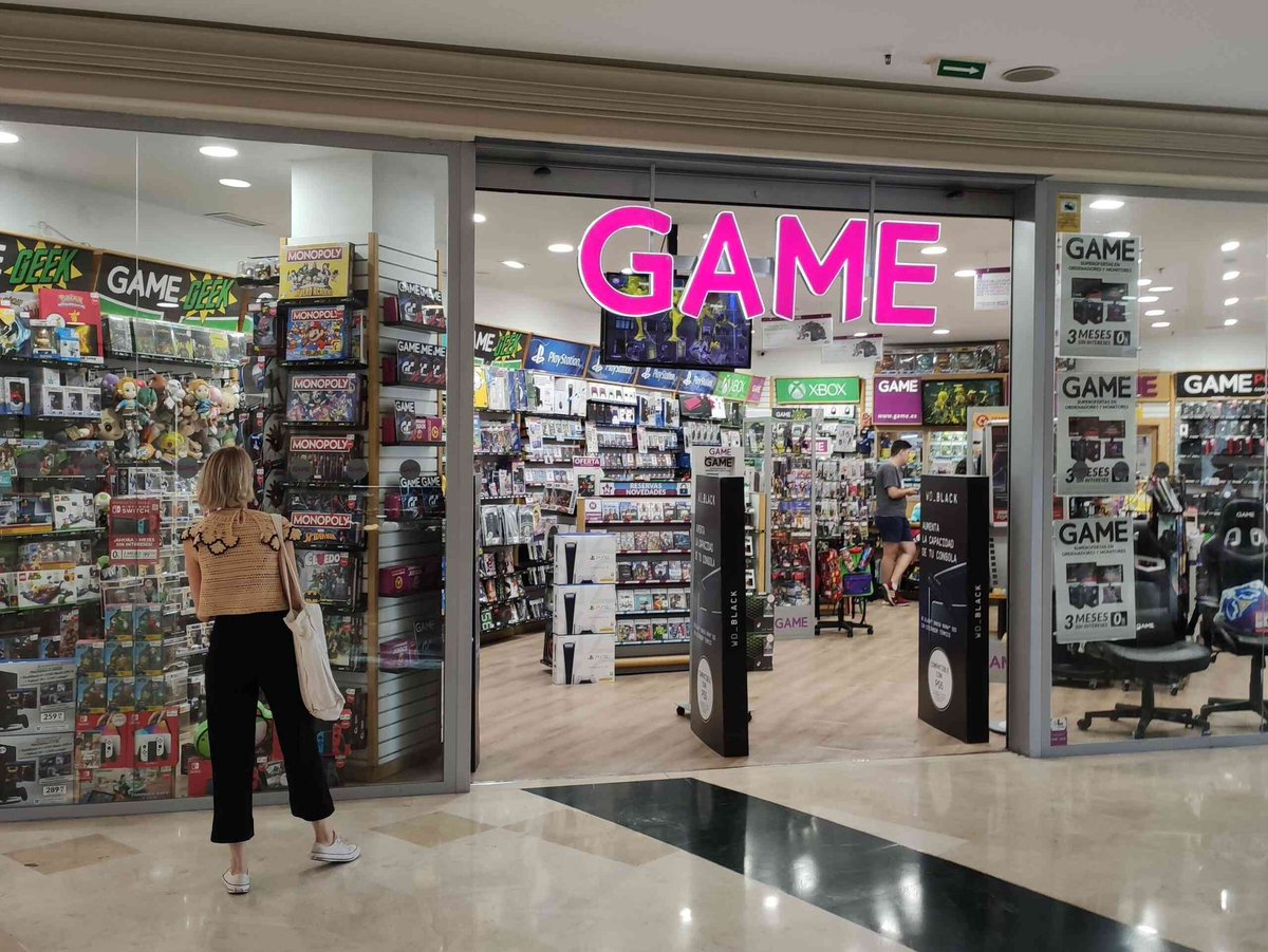 NWeedle's tweet photo. 🗣️Conversación real en una tienda Game:

Una madre y un niño (unos 14 años) se acercan al mostrador con el videojuego Hogwarts Legacy de PS5.

- Madre: ¿hace falta internet para jugar?

- Dependienta: no! (cogiendo otro juego) mira los que necesitan internet tienen este cartel amarillo detrás que pone “requiere PSPlus” (pequeña confusión habitual entre requerir internet y requerir PSPlus)

- Madre: es que no tiene internet y muchos juegos no los puede jugar por eso.

- Dependienta: puede conectar el internet del móvil con la consola, pero las descargas son muy grandes.

- Madre: bueno pero si se puede jugar sin internet, bien.

Paga y se lleva el juego.

Yo comento el tema con los dependientes y parece que es más habitual de lo que pensamos la gente que compran juegos físicos que no necesiten internet. ¿Qué ocurrirá con PS6?