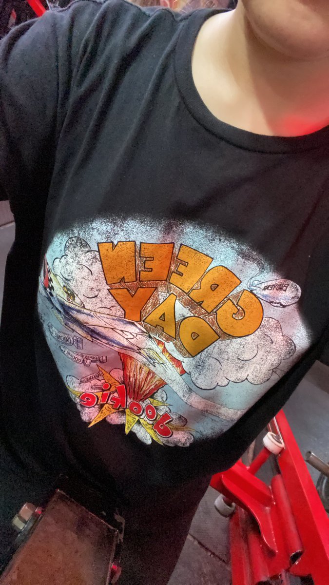YoFunkyFren's tweet photo. Joder…finalmente pasó. Un pelón me dijo que le dijera una canción de Green Day porque yo traía puesta esta maravillosa camisa…obviamente le dije que no sabía porque qué hueva 🫪 https://t.co/nXcBUBfMbd