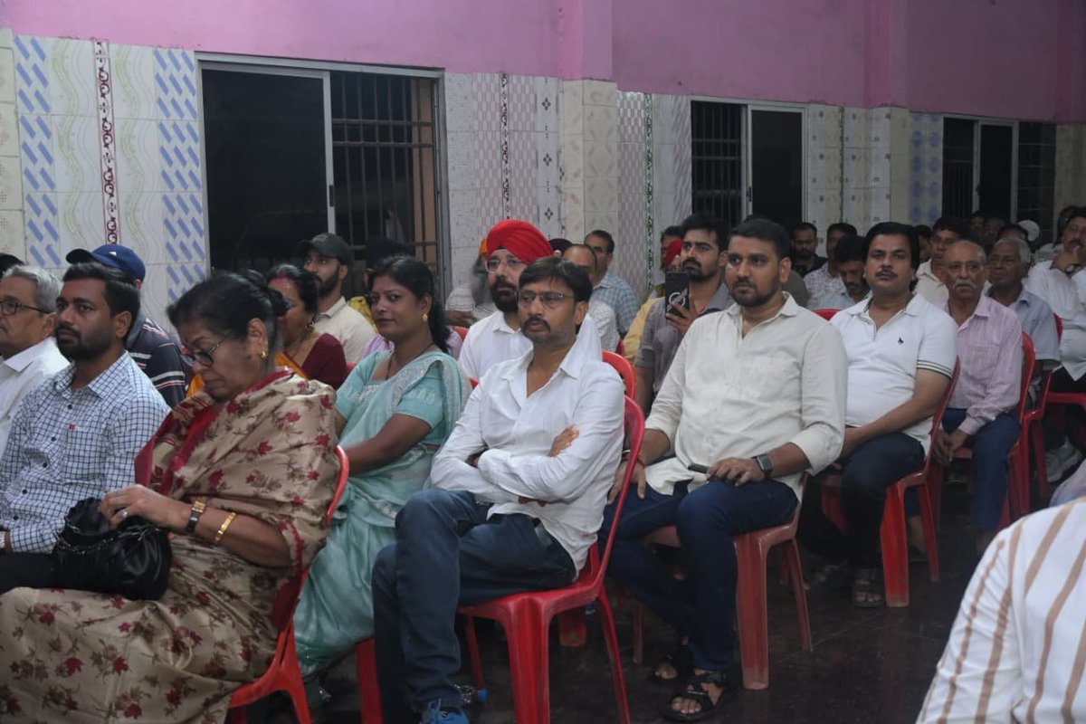 dasraghubar's tweet photo. सीतारामडेरा ईस्ट बंगाल कॉलोनी में आयोजित विभाजन विभीषिका स्मृति दिवस कार्यक्रम में शामिल हुआ। लोगों को संबोधित करते हुए कहा कि कांग्रेस की समझौतावादी एवं तुष्टिकरण की नीतियों की वजह से ही भारत और भारतवासियों को विभाजन का दंश झेलना पड़ा। उनकी सत्ता लालच की वजह से ही देश विभाजित हुआ। यह कोई साधारण त्रासदी नहीं था। यह मानव इतिहास में बड़ा त्रासदी थी। इसमें डेढ़ करोड़ से अधिक लोग विस्थापित हुए और 10 लाख लोगों की हत्या हुई। 

आदरणीय प्रधानमंत्री श्री @narendramodi जी द्वारा विभाजन विभीषिका स्मृति दिवस का आह्वान करने के पीछे मूल उद्देश्य यह है कि आजादी के समय हमारे देश में क्या हुआ था, यह आने वालो पीढ़ी को भी बताएं। कैसे लम्हों ने खता की थी और सदियों ने इसका खामियाजा भुगता है। कैसे उस समय कांग्रेस के नेताओं ने समझौता किया, एक-एक बात सबके सामने आना चाहिए।
@BJP4India @BJP4Jharkhand