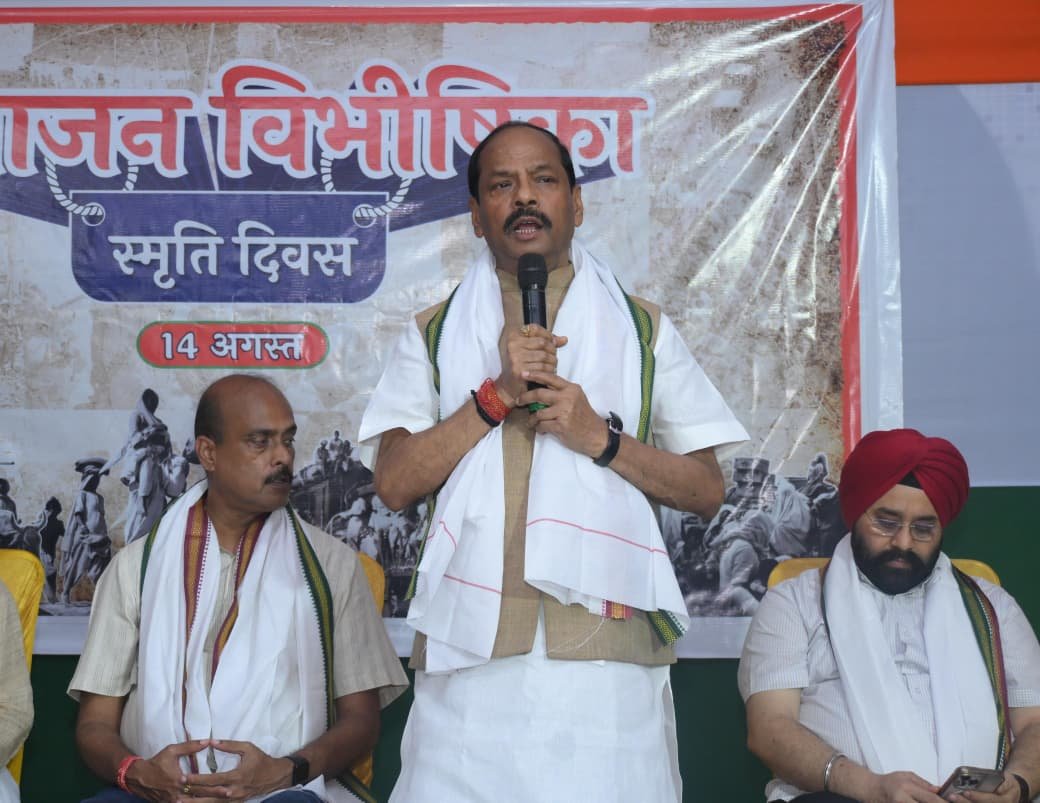 dasraghubar's tweet photo. सीतारामडेरा ईस्ट बंगाल कॉलोनी में आयोजित विभाजन विभीषिका स्मृति दिवस कार्यक्रम में शामिल हुआ। लोगों को संबोधित करते हुए कहा कि कांग्रेस की समझौतावादी एवं तुष्टिकरण की नीतियों की वजह से ही भारत और भारतवासियों को विभाजन का दंश झेलना पड़ा। उनकी सत्ता लालच की वजह से ही देश विभाजित हुआ। यह कोई साधारण त्रासदी नहीं था। यह मानव इतिहास में बड़ा त्रासदी थी। इसमें डेढ़ करोड़ से अधिक लोग विस्थापित हुए और 10 लाख लोगों की हत्या हुई। 

आदरणीय प्रधानमंत्री श्री @narendramodi जी द्वारा विभाजन विभीषिका स्मृति दिवस का आह्वान करने के पीछे मूल उद्देश्य यह है कि आजादी के समय हमारे देश में क्या हुआ था, यह आने वालो पीढ़ी को भी बताएं। कैसे लम्हों ने खता की थी और सदियों ने इसका खामियाजा भुगता है। कैसे उस समय कांग्रेस के नेताओं ने समझौता किया, एक-एक बात सबके सामने आना चाहिए।
@BJP4India @BJP4Jharkhand