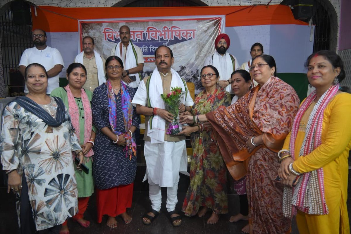 dasraghubar's tweet photo. सीतारामडेरा ईस्ट बंगाल कॉलोनी में आयोजित विभाजन विभीषिका स्मृति दिवस कार्यक्रम में शामिल हुआ। लोगों को संबोधित करते हुए कहा कि कांग्रेस की समझौतावादी एवं तुष्टिकरण की नीतियों की वजह से ही भारत और भारतवासियों को विभाजन का दंश झेलना पड़ा। उनकी सत्ता लालच की वजह से ही देश विभाजित हुआ। यह कोई साधारण त्रासदी नहीं था। यह मानव इतिहास में बड़ा त्रासदी थी। इसमें डेढ़ करोड़ से अधिक लोग विस्थापित हुए और 10 लाख लोगों की हत्या हुई। 

आदरणीय प्रधानमंत्री श्री @narendramodi जी द्वारा विभाजन विभीषिका स्मृति दिवस का आह्वान करने के पीछे मूल उद्देश्य यह है कि आजादी के समय हमारे देश में क्या हुआ था, यह आने वालो पीढ़ी को भी बताएं। कैसे लम्हों ने खता की थी और सदियों ने इसका खामियाजा भुगता है। कैसे उस समय कांग्रेस के नेताओं ने समझौता किया, एक-एक बात सबके सामने आना चाहिए।
@BJP4India @BJP4Jharkhand