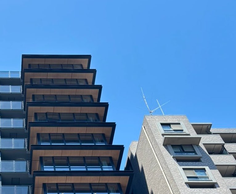 luxury_condo's tweet photo. この賃貸がズルいのは、左を向くと壁ドン（ライオンズマンションドン）なのに、それを写していないところ😃 https://t.co/ZdkXCDE8hy