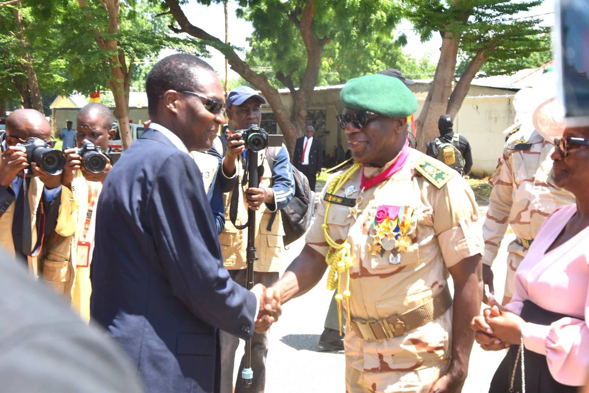 TheCameroonianZ's tweet photo. Le Général de Brigade Nouma Joseph a été officiellement installé à la tête de la 4ᵉ Région militaire interarmées (RMIA 4).

#Cameroon🇨🇲 https://t.co/aURmYbzToA