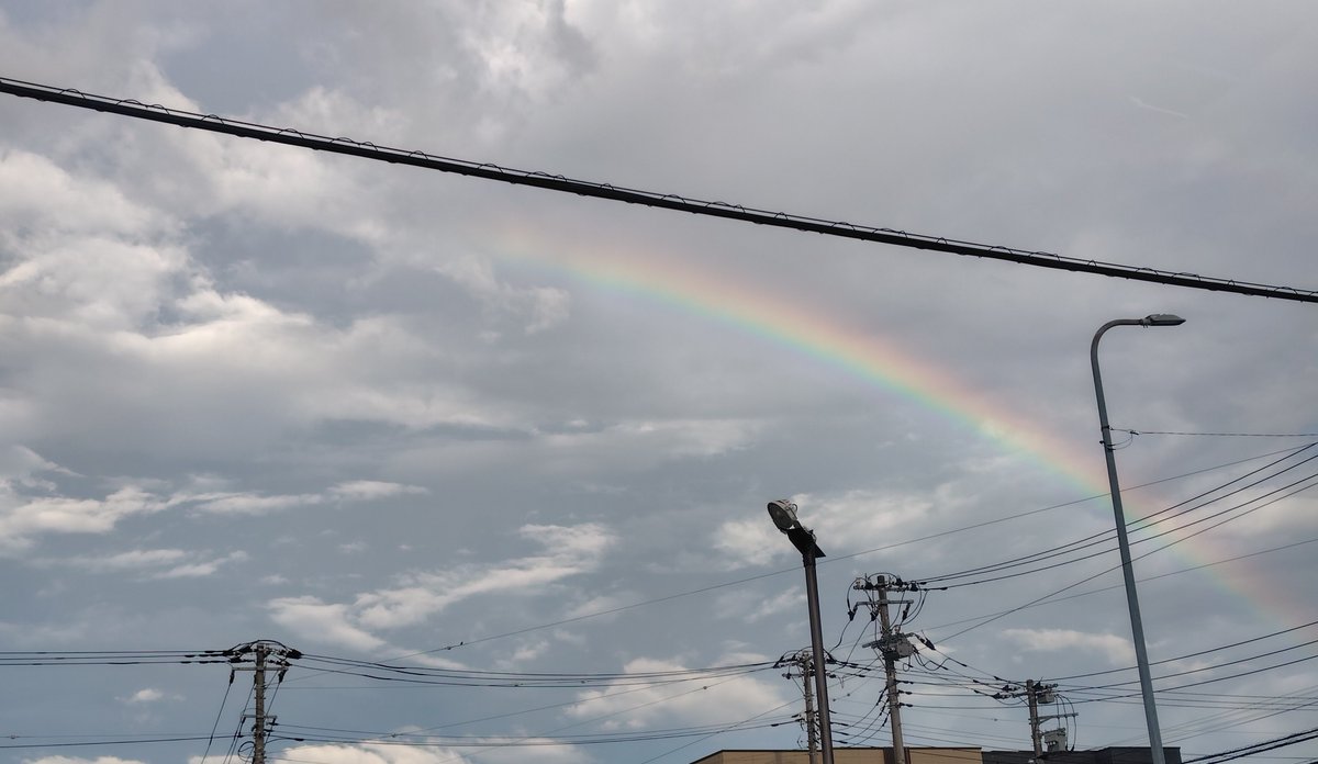 Penguin_bqsl's tweet photo. 家族で出掛けた帰りに見えた虹✨
めっちゃ綺麗だった🌈 https://t.co/p0LzWiY619