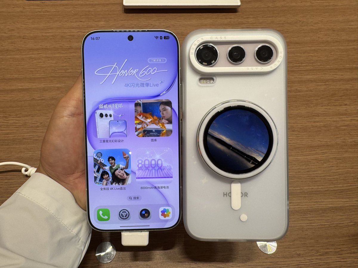phone_brother's tweet photo. Honor robotphone , honor 600pro &amp; dual screen accessory &amp; honor win gaming laptop at honor offline store. #honor #honorrotphone #honorwin https://t.co/ZsWShJjjQh