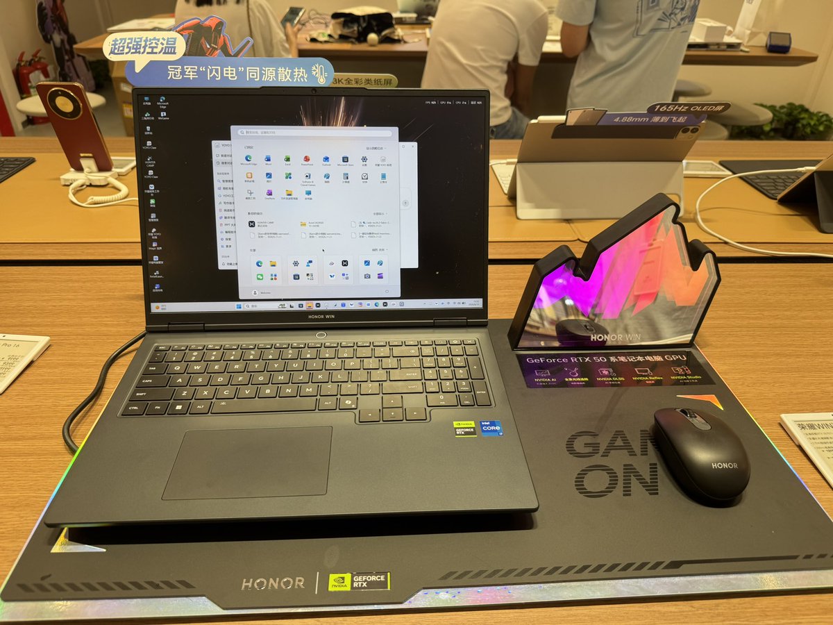 phone_brother's tweet photo. Honor robotphone , honor 600pro &amp; dual screen accessory &amp; honor win gaming laptop at honor offline store. #honor #honorrotphone #honorwin https://t.co/ZsWShJjjQh