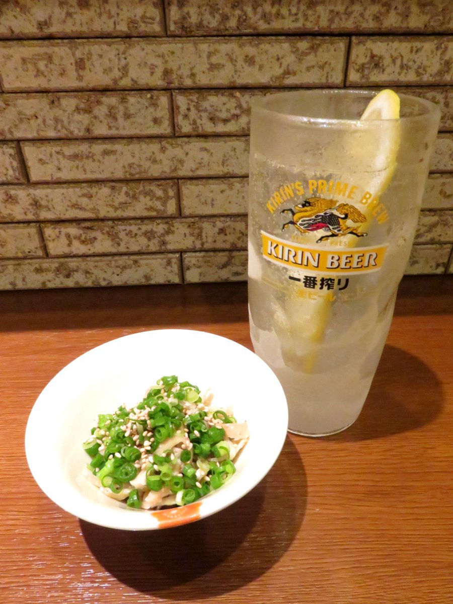 teratabearuki's tweet photo. 湯上り酒場はトリイロさんに♪

まずは生レモンサワーととり皮ポン酢を(*^^*)

絶品の冷やし鶏に香ばしい香りが最高なゴールドラッシュを頂いて串はハツ・皮にんにくからスタート♪ https://t.co/cuxF0KN10R