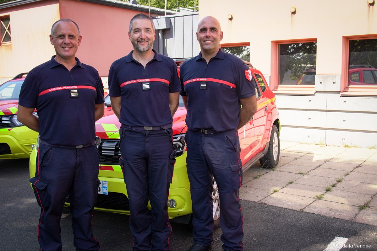 SDIS85's tweet photo. 🚒Cet après-midi, 2 sapeurs-pompiers du @SDIS85 ont pris la route en direction de Saint-Just (35), où un incendie s’est déclaré mercredi 12/08.
🎯Coordination de groupes d'intervention feux de forêt sur cet incendie.
🙏Merci à eux pour leur engagement ! 
@SDIS35officiel https://t.co/sptfY49Lij