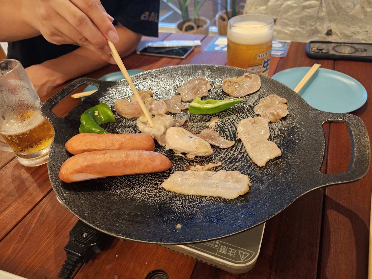 tutti3's tweet photo. R階にあるBBQガーデンで飲み会でした。成分献血してから行ったせいかハイボール3杯でフラフラに。二次会に移動する途中で目が見えなくなってきて、二次会では脂汗流しながら大人しくする羽目に。2次会後半で復活できた。
たぶん、1次会後に一人家路についたら、ホームから線路に転落したかもしれない。 https://t.co/Ylo3DAabe8