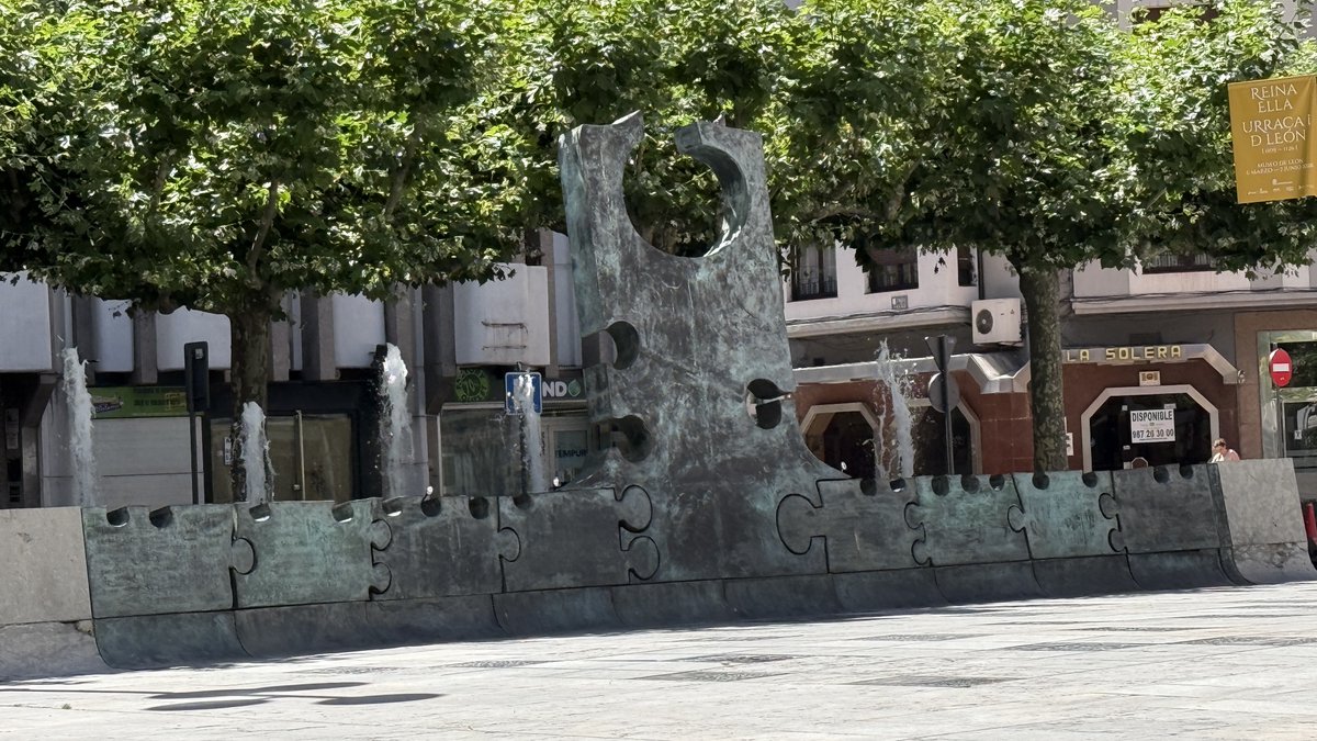 LeonAyto's tweet photo. La plaza de las Cortes Leonesas es el rincón de la ciudad de #LeónEsp elegido para dar los #buenosdíasmundo este sábado #LeónEspaña #LeónSoloHayUno https://t.co/q9JezuqAVR