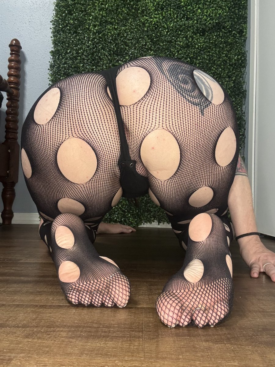 LillyRedsole's tweet photo. It’s meeee 
@Red_Lilly_sole 

Just trying this back up thing again 

So starting it off right with FISHNET FRIDAY https://t.co/678hxMwuxd