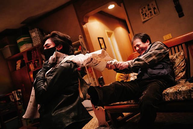 MAMA_THEATER's tweet photo. シャドウズ・エッジ

ジャッキーのアクションがたっぷり見れる。この年齢でこれだけ動けるの凄すぎ。

サイバー犯罪集団のギミックが面白いし、かっこいい。

何より魅力的だったのが犯罪集団の首領が映画悪役の中でもトップクラスのしぶとさ！
狡猾で戦闘力も高い強強ジジイで最高！ https://t.co/lvGjdN9BBh