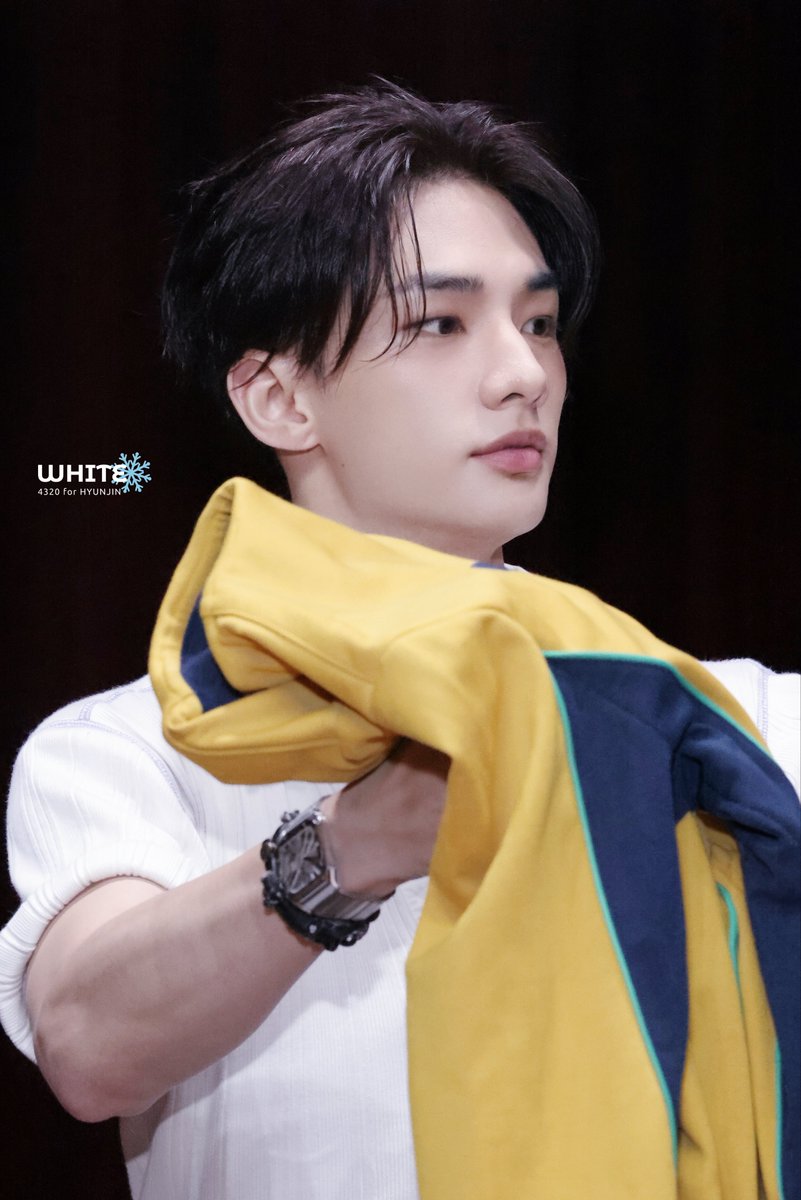 white4320's tweet photo. 260814 SW fansign
2nd pic has 2018 Hyunjin vibe

#Hyunjin #현진 #黃鉉辰 #ヒョンジン
#StrayKids #스키즈 https://t.co/K9UcyzEh5g