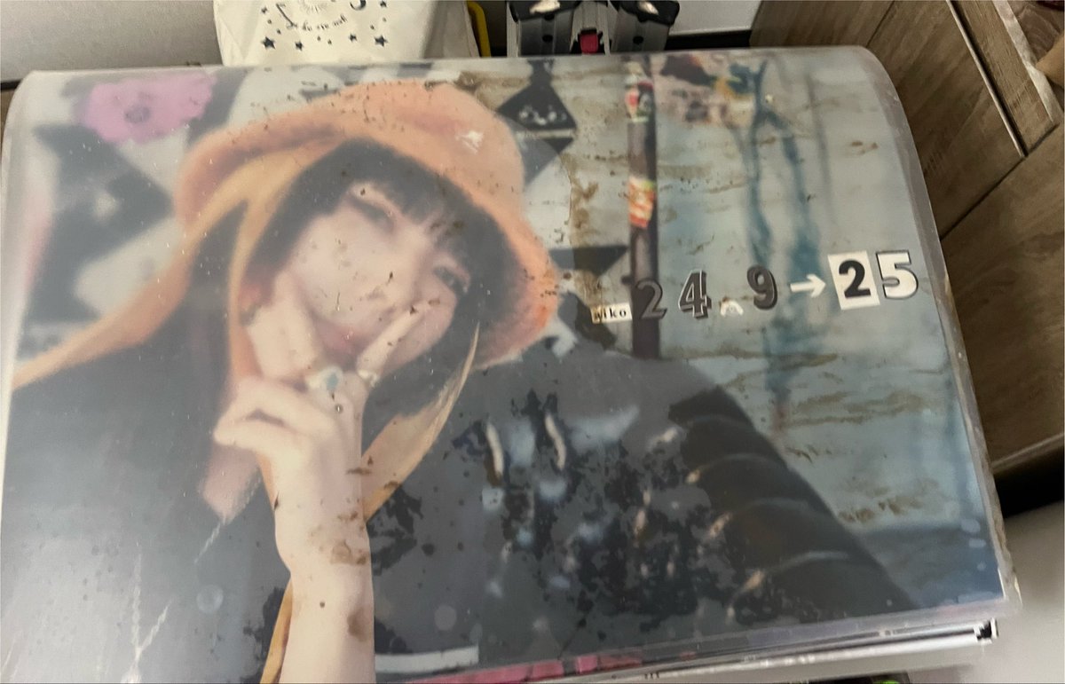 nabe15_aiko15's tweet photo. 片付けしててこれが出てきた瞬間
号泣してしまった。。。
何年も前から集めてきたaikoポスターが泥まみれ
もう手に入らないのに

aikoごめんね https://t.co/WDuE2CBcsB