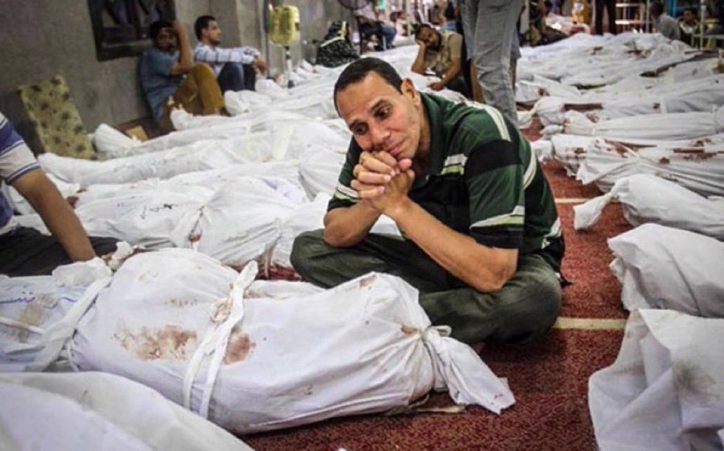abdulaziz2002's tweet photo. تحريم قتل المسلم :
قال الله تعالى : 
( وَمَن يَقْتُلْ مُؤْمِنًا مُّتَعَمِّدًا فَجَزَاؤُهُ جَهَنَّمُ خَالِدًا فِيهَا وَغَضِبَ اللَّهُ عَلَيْهِ وَلَعَنَهُ وَأَعَدَّ لَهُ عَذَابًا عَظِيمًا ) .
النساء : ٩٣ 
و قال رسول الله ﷺ : 
( كلّ المسلم على المسلم حرام ، دمه وماله وعرضه ) .
وعن عبدالله بن عمر أنه قال : 
[ إنَّ مِن ورَطاتِ الأُمورِ التي لا مَخرَجَ لمَن أوقَعَ نَفسَه فيها سَفكَ الدَّمِ الحَرامِ بغَيرِ حِلِّه ] .
#مجزرة_رابعة جرح لا يندمل !
١٤ / ٨ / ٢٠١٣ م