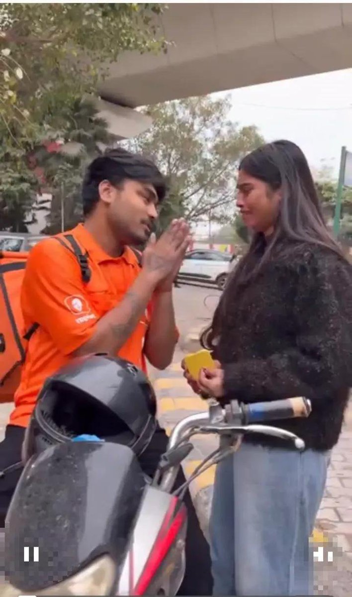 Ayesha786Majid's tweet photo. लड़की ने Swiggy से खाना ऑर्डर किया, जैसे ही डिलीवरी लेकर लड़का पहुंचा लड़की उसे देखकर चौंक गई

उसने कहा,पहले अपना हेलमेट उतारो, लड़के ने मना किया लेकिन बार बार कहने पर जब उसने हेलमेट उतारा तो लड़की की आंखों में आंसू आ गए

क्योंकि डिलीवरी बॉय कोई और नहीं उसका अपना BF था

लड़की रोते हुए बोली, बाबू, तुम मुझसे झूठ बोलते हो, रोज़ कहते हो कि तुम कोई और काम करते हो, इतनी मेहनत करते हो

इसलिए मुझसे ठीक से बात भी नहीं कर पाते, लड़के ने कहा आज मेरा दोस्त नहीं आया था इसलिए उसका काम कर रहा हूं

लड़की ने उसकी आंखों के नीचे पड़े डार्क सर्कल देखकर कहा, अब समझ आया तुम्हारी आंखों के नीचे ये निशान क्यों हैं

मुझे कुछ नहीं चाहिए बाबू, तुम इतना काम मत करो

लड़के ने कहा, मैं कमाऊंगा नहीं तो तुम्हारे शौक कौन पूरे करेगा?

लड़की बोली, आज से मुझे कुछ नहीं चाहिए, बस तुम अपना ख्याल रखो

कहते हैं ना, सच्चा प्यार सिर्फ बड़े बड़े वादों में नहीं, एक दूसरे की मेहनत और तकलीफ समझने में भी होता है

मेहनत कभी छोटी बड़ी नहीं होती है, जिम्मेदारी बड़ी होती है