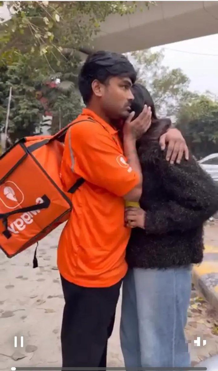 Ayesha786Majid's tweet photo. लड़की ने Swiggy से खाना ऑर्डर किया, जैसे ही डिलीवरी लेकर लड़का पहुंचा लड़की उसे देखकर चौंक गई

उसने कहा,पहले अपना हेलमेट उतारो, लड़के ने मना किया लेकिन बार बार कहने पर जब उसने हेलमेट उतारा तो लड़की की आंखों में आंसू आ गए

क्योंकि डिलीवरी बॉय कोई और नहीं उसका अपना BF था

लड़की रोते हुए बोली, बाबू, तुम मुझसे झूठ बोलते हो, रोज़ कहते हो कि तुम कोई और काम करते हो, इतनी मेहनत करते हो

इसलिए मुझसे ठीक से बात भी नहीं कर पाते, लड़के ने कहा आज मेरा दोस्त नहीं आया था इसलिए उसका काम कर रहा हूं

लड़की ने उसकी आंखों के नीचे पड़े डार्क सर्कल देखकर कहा, अब समझ आया तुम्हारी आंखों के नीचे ये निशान क्यों हैं

मुझे कुछ नहीं चाहिए बाबू, तुम इतना काम मत करो

लड़के ने कहा, मैं कमाऊंगा नहीं तो तुम्हारे शौक कौन पूरे करेगा?

लड़की बोली, आज से मुझे कुछ नहीं चाहिए, बस तुम अपना ख्याल रखो

कहते हैं ना, सच्चा प्यार सिर्फ बड़े बड़े वादों में नहीं, एक दूसरे की मेहनत और तकलीफ समझने में भी होता है

मेहनत कभी छोटी बड़ी नहीं होती है, जिम्मेदारी बड़ी होती है