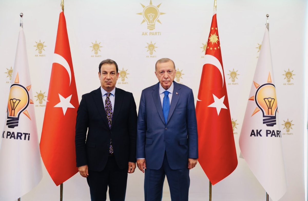 mustafayavvuz's tweet photo. Yıllar değişti yollar değişmedi. 
Yaş aldık ama yaşlanmadık.
Aynı amblemin etrafında aynı heyecanla…
Çeyrek asır bir ömür…
#AKParti25Yaşında 
@RTErdogan 
@Akparti https://t.co/dZVPrTJKwW