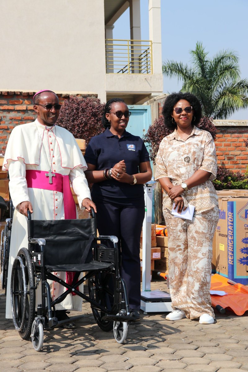 Bufmar_rw's tweet photo. On 12/08/2026, the Director General of BUFMAR, Mme GAHONGAYIRE Monique remitted a 37million Rwf donation of medical equipment to 29 HCs located in Rusizi &amp;Nyamasheke together with His Excellency Bishop Edouard SINAYOBYE, and the V.M of Rusizi District in charge of Social Affairs. https://t.co/WRSPVzgOvn