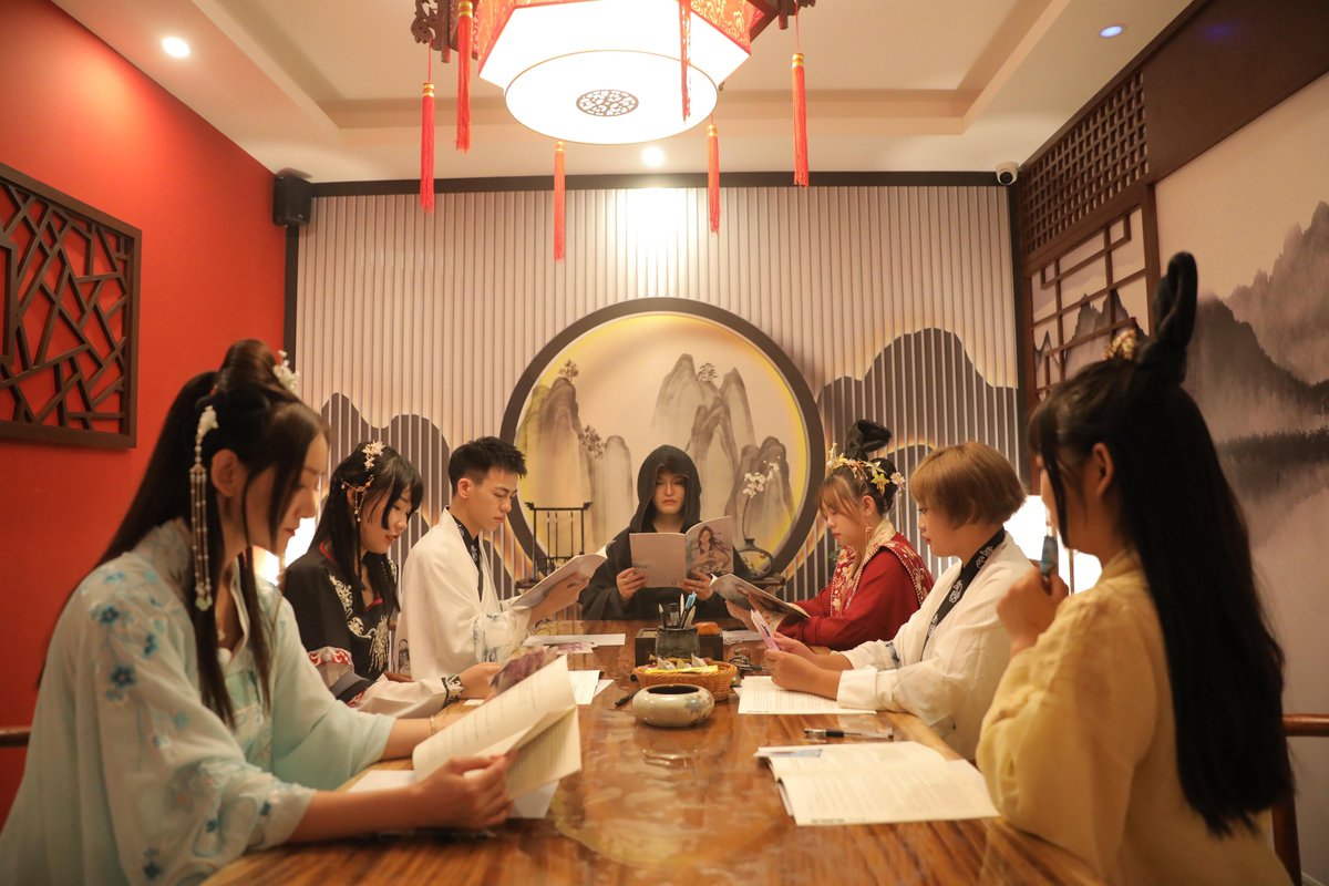 SachaPorrix206's tweet photo. Just crushed a 4-hour murder mystery剧本杀 case—plot twists had my group screaming,推理能力拉满，这种烧脑爽感谁懂啊！ #BoardGameNight #MysteryGame https://t.co/nJFE3i7txa