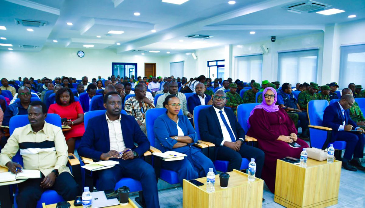 RwandaElections's tweet photo. Mu nama nyunguranabitekerezo  ku myiteguro y'amatora yabereye @MusanzeDistrict yahuje #NEC n'abafatanyabikorwa bayo bo mu Ntara ya @RwandaNorth Perezida wa Komisiyo y'amatora @GasinzigwaOda yasobanuriye abayobozi  mu nzego zinyuranye uruhare rwabo mu migendekere myiza y'amatora. https://t.co/4l78dpn7x9