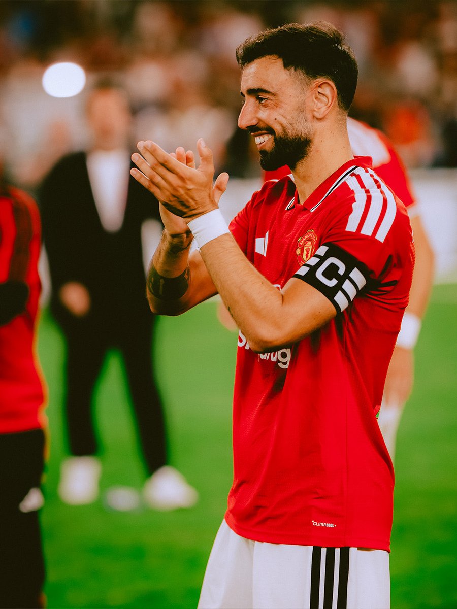 B_Fernandes8's tweet photo. Dublin, it was special. Thanks for all the love ❤️🇮🇪 https://t.co/8nEF3ELuW2