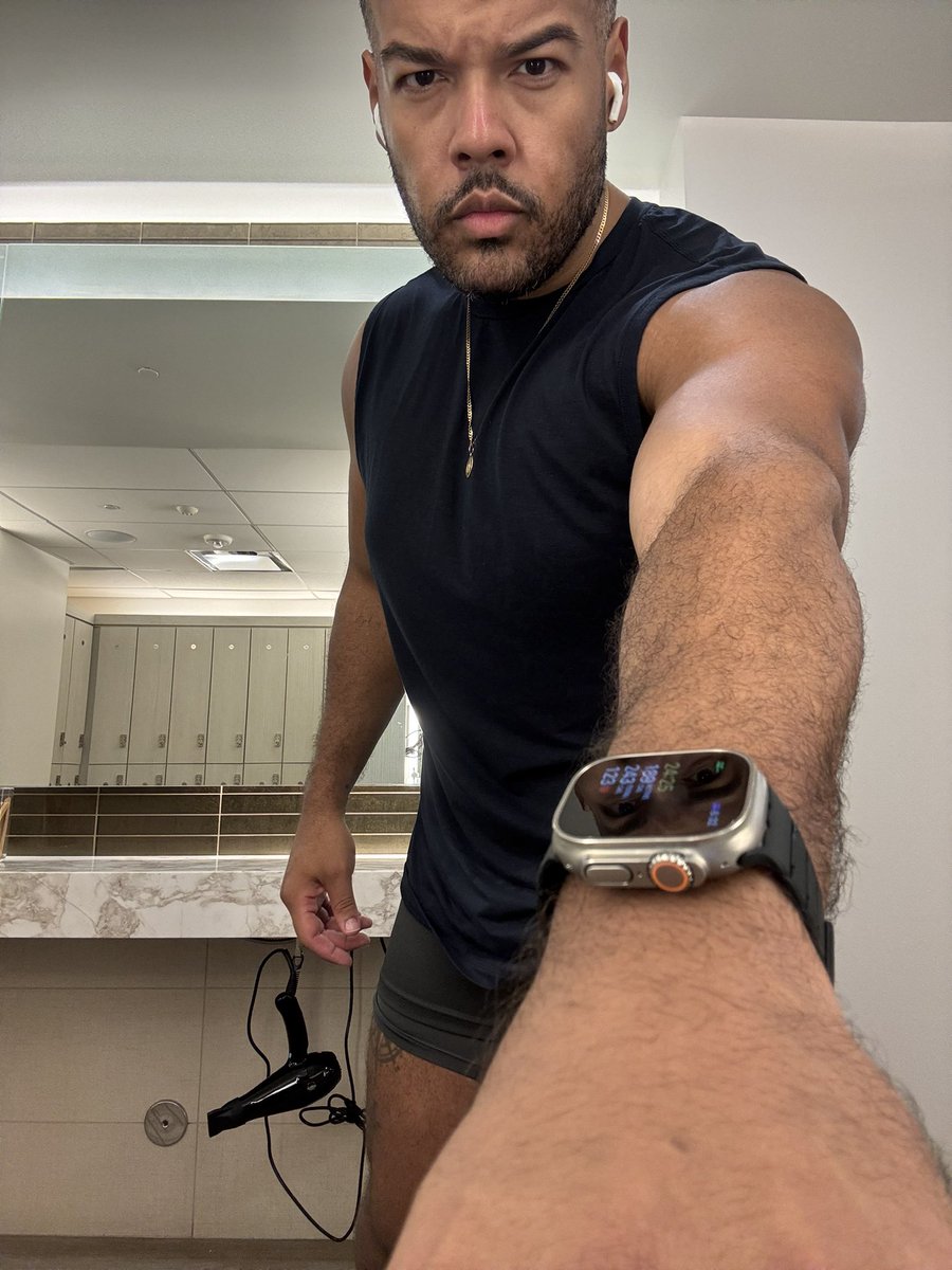 JEP_89's tweet photo. Finished the week STRONG! ๐ช๐ฝ๐ฅ Nowโฆ whatโs on the agenda for the weekend? ๐๐
#HappyFriday #WeekendVibes #FridayFeeling #FinishedStrong #WeekendMode #GoodVibes #LetsGo #FitnessJourney #FeelingGood https://t.co/QrA6www7oW