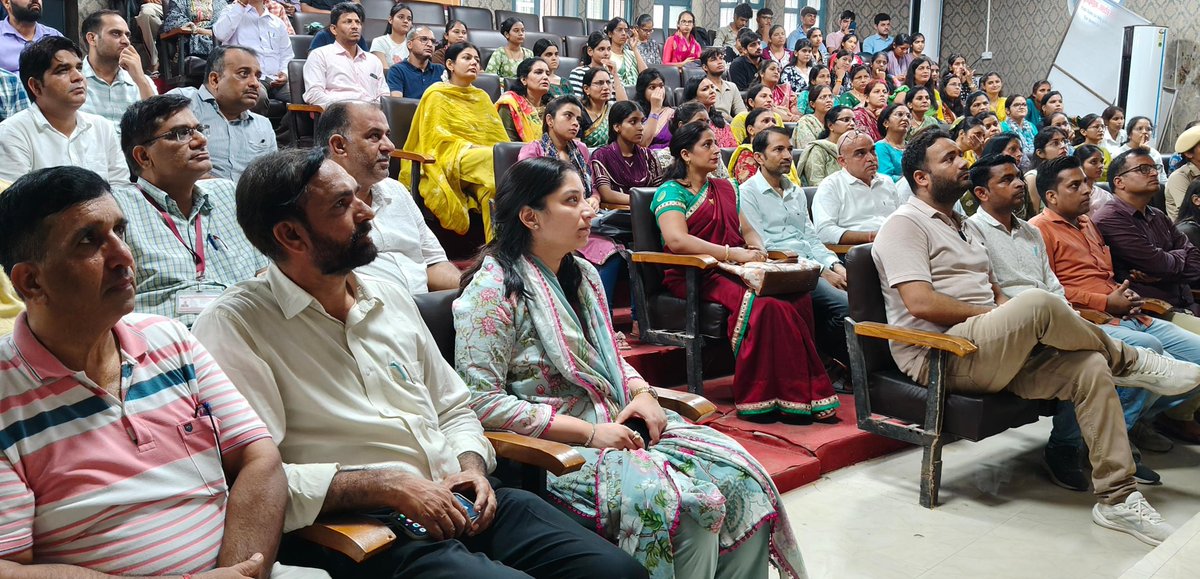 dipronarnaul's tweet photo. -विभाजन विभीषिका स्मृति दिवस-

विभाजन की टीस, बलिदान की यादें और आंसुओं का गवाह बना राजकीय कॉलेज का सभागार

डीसी अनुपमा अंजली ने किया प्रदर्शनी का अवलोकन

तस्वीरों और डॉक्यूमेंट्री के जरिए जीवंत हुआ 1947 का दर्द https://t.co/bNBleICxvc