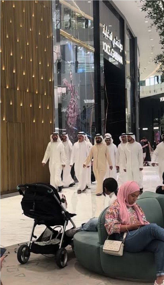 Alraeesi1969's tweet photo. رئيس دولة، حاكم إمارة، أو ولي عهد يطلع بين شعبه، يمشي بينهم ويسلّم عليهم ويتطمن على أحوالهم بكل عفوية وأمان.. وتطلع لك مجموعة من دول ثانية مستغربة ومصدومة! 😂

لا تستغربون المشهد.. استغربوا واقعكم اللي خلاكم تشوفون الحاكم بين شعبه حدث استثنائي! وفي أعماقهم يتمنون يقابلون حكامهم ويعيشون هالقرب والثقة.

عندنا العلاقة مب كرسي وشعب؛ الحاكم يفدي شعبه، وشعبه يفدونه 🇦🇪❤️
واللي ما عاش هالعلاقة، طبيعي يستغربها وما يفهمها.