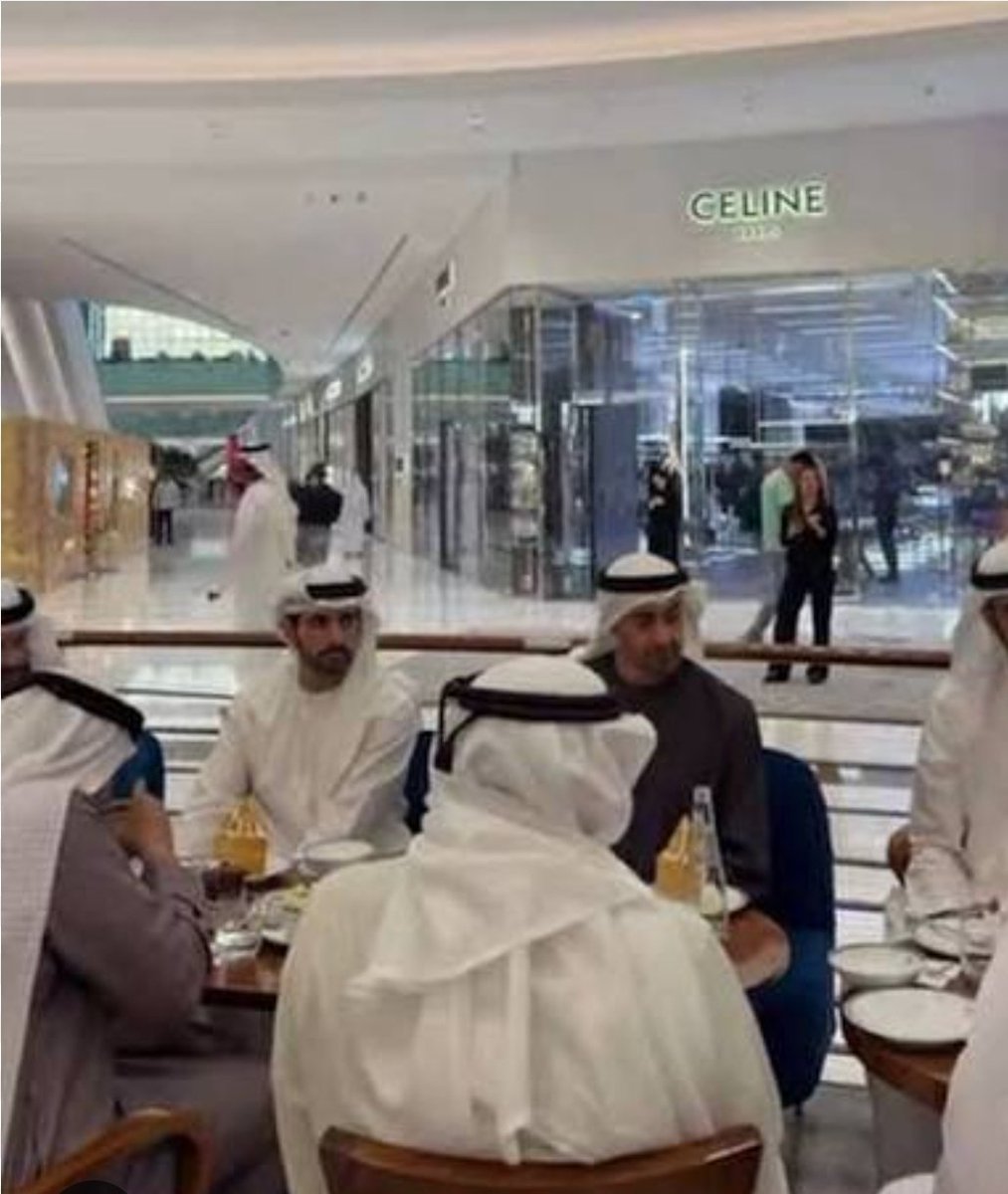 Alraeesi1969's tweet photo. رئيس دولة، حاكم إمارة، أو ولي عهد يطلع بين شعبه، يمشي بينهم ويسلّم عليهم ويتطمن على أحوالهم بكل عفوية وأمان.. وتطلع لك مجموعة من دول ثانية مستغربة ومصدومة! 😂

لا تستغربون المشهد.. استغربوا واقعكم اللي خلاكم تشوفون الحاكم بين شعبه حدث استثنائي! وفي أعماقهم يتمنون يقابلون حكامهم ويعيشون هالقرب والثقة.

عندنا العلاقة مب كرسي وشعب؛ الحاكم يفدي شعبه، وشعبه يفدونه 🇦🇪❤️
واللي ما عاش هالعلاقة، طبيعي يستغربها وما يفهمها.