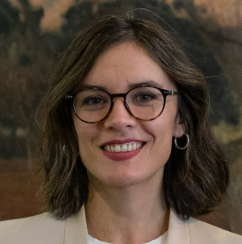 SebastianRochaZ's tweet photo. 🔹Camila Vallejo ocupo el auto fiscal para asistir a actividades partidistas, específicamente a los aniversarios del Partido Comunista y Socialista.

🔹Nicole Cardoch ocupo un auto fiscal para ir a votar (noviembre 2024).

🔹Elinett Wolff, subsecretaria de Transportes, Gobierno Bachelet, ocupo auto fiscal para vender frambuesas en un emprendimiento familiar.

Solo Elinett Wolff fue removida de su cargo, en el Gobierno de Boric nadie renuncio por este motivo.