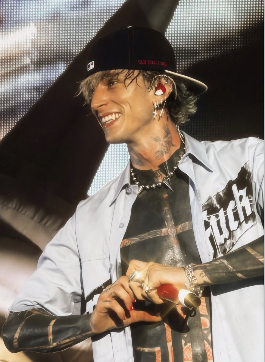 mgksupport's tweet photo. YOU'RE SO GOLDEN! https://t.co/OuGYiLq30B