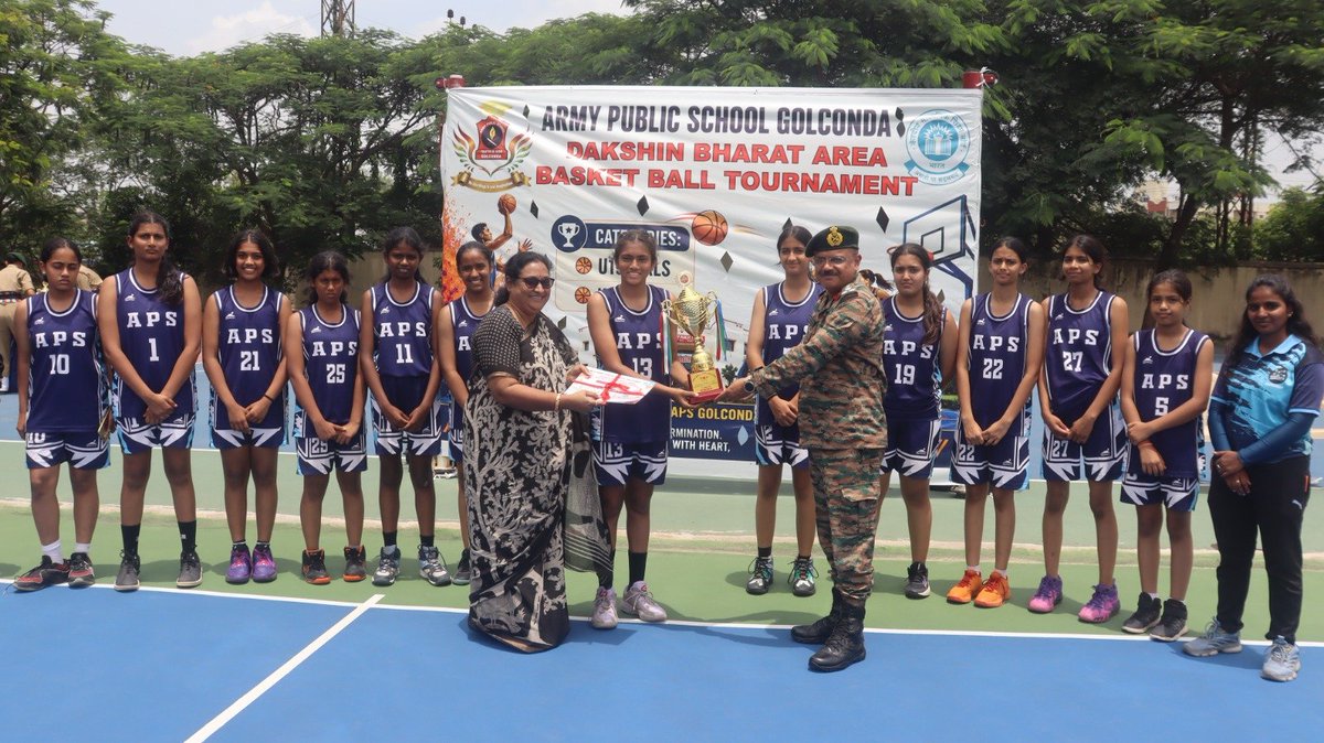 apsgolconda2's tweet photo. #APSGolconda hosted the Dakshin Bharat Area Basketball Tournament with teams from #APSBolarum, #APSWellington &amp; #APSKamarajRoadBengaluru . Brig Rahul Machhral, SM, felicitated the Teams.
Winners:
 U19 Boys APS BOLARUM 
U19 Girl's :APS kamarajuRoad Bengaluru
@dprohyd 
@cbseindia29 https://t.co/DDV7rKuTiK