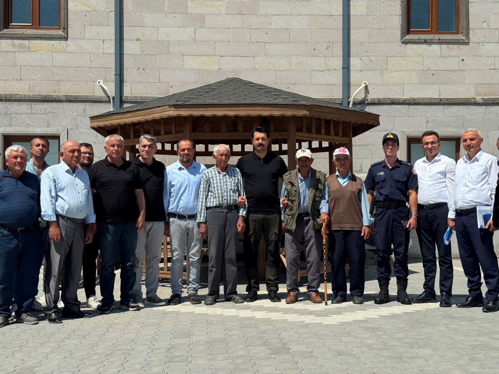 TC_Ortakoy's tweet photo. Kaymakamımız Sayın Mehmet BEK, İl Genel Meclis Üyeleri, ilgili kurum amir ve müdürleri ile birlikte  ilçemiz Hacıibrahimuşağı  Köyünü ziyaret ettiler. Vatandaşlarımızla bir araya gelerek bir müddet sohbet eden Sayın Kaymakamımız, vatandaşlarımızın istek ve taleplerini dinlediler. https://t.co/SK4rfDCsow