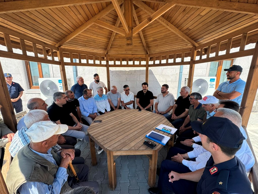 TC_Ortakoy's tweet photo. Kaymakamımız Sayın Mehmet BEK, İl Genel Meclis Üyeleri, ilgili kurum amir ve müdürleri ile birlikte  ilçemiz Hacıibrahimuşağı  Köyünü ziyaret ettiler. Vatandaşlarımızla bir araya gelerek bir müddet sohbet eden Sayın Kaymakamımız, vatandaşlarımızın istek ve taleplerini dinlediler. https://t.co/SK4rfDCsow