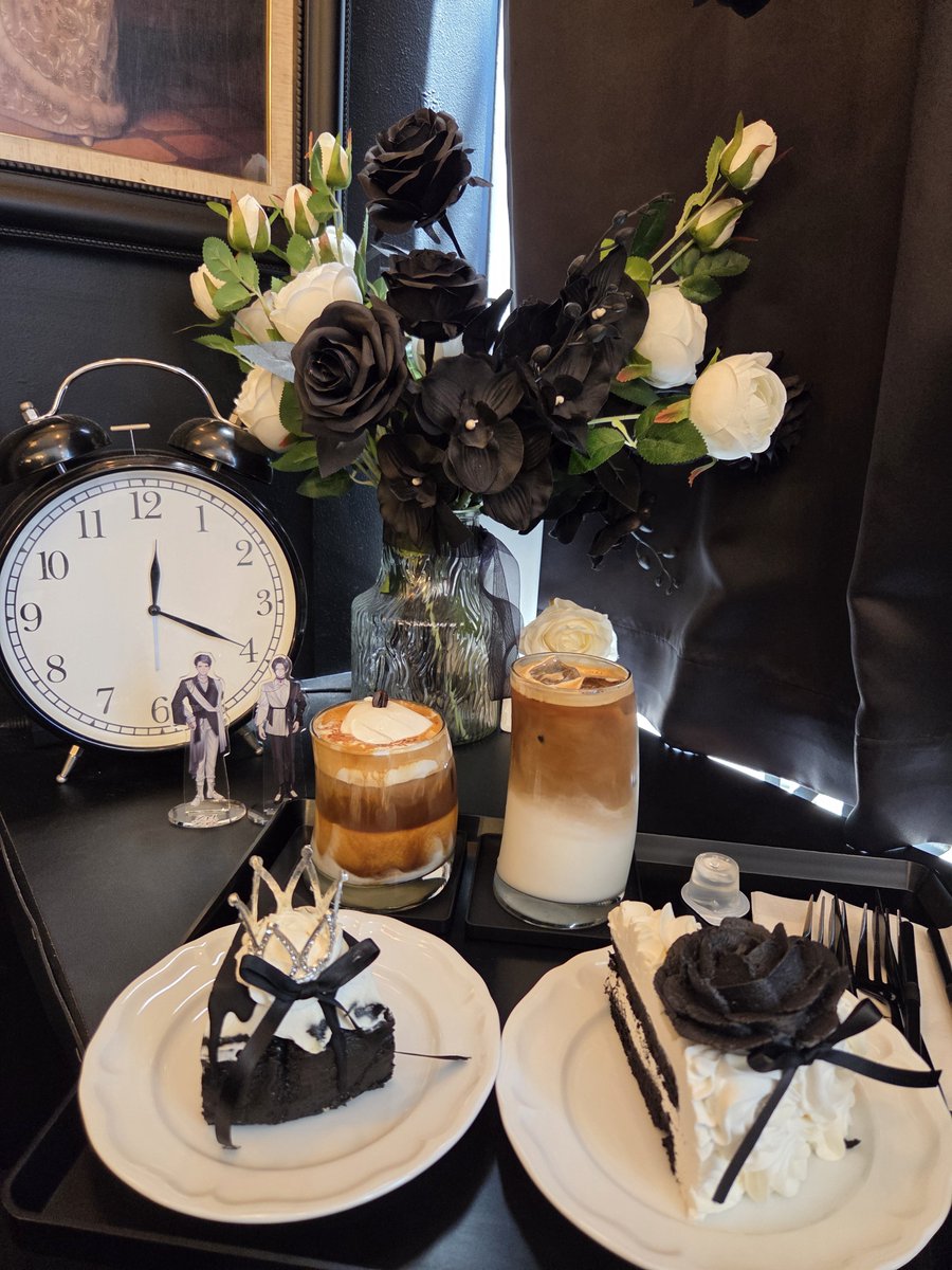 rainbow_legend2's tweet photo. 非常にデュアリズムなカフェに行ってきました🤍🖤 https://t.co/TkVC4EIJRM