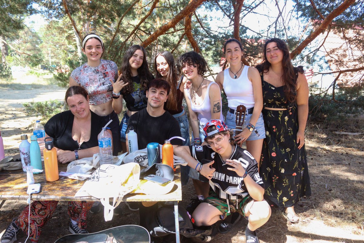 RockCampES's tweet photo. Se acaban los 6 turnos y toca dar las gracias. A los veteranos, a los que llegaban por primera vez y a la gente tan bonita del Rock Camp Evolution +18 de la última semana.

Os dejamos fotos del cierre de verano. ¡Os queremos! 💛💛💛 https://t.co/WDxoaZxenY