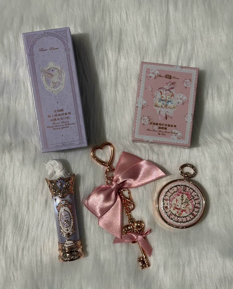lexjiniret's tweet photo. look what came home today~ 

my both sides pbs, hashtag ck, and flowerknows pasabuy are here! thank you so much for the budols @jenowinkle!! 🩵

#lexmails💌
#arigaethx https://t.co/BCgUgqPXJq